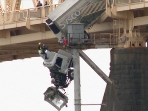 Momen Evakuasi Sopir dari Truk yang Menggantung di Jembatan Louisville AS