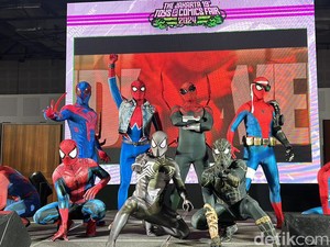 Cosplayer Spider-Verse Ramaikan Jakarta Toys and Comic Fair 2024