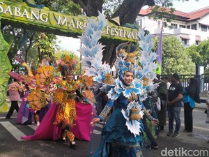 Cantiknya Gadis Sabang Berbalut Busana Bahari di Pawai SMF 2024