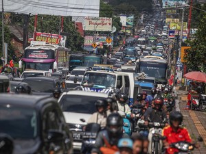 Antrean Kendaraan di Simpang Gadog Mengular, One Way Arah Puncak Diterapkan