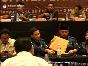 Amplop Tak Tersegel, Saksi Ragukan Rekapitulasi Suara di Glagah Banyuwangi