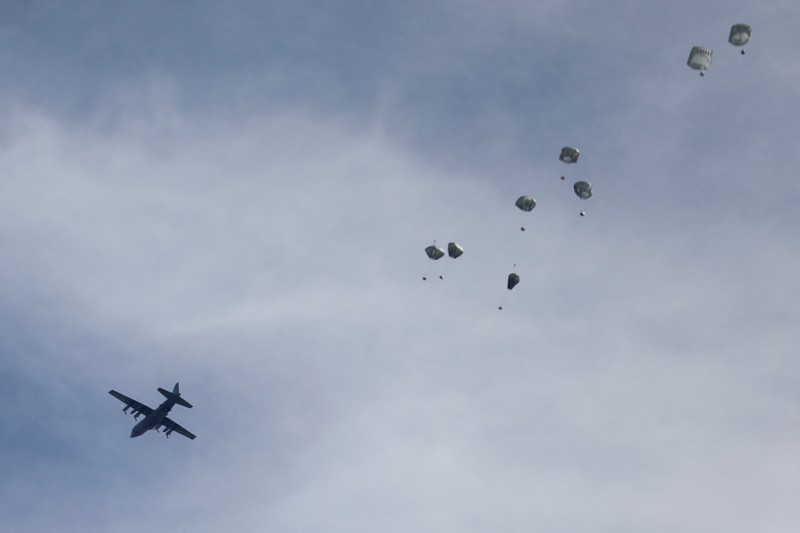 Anggota Angkatan Bersenjata Yordania bersiap untuk menjatuhkan paket bantuan melalui udara ke beberapa wilayah di utara Gaza, dalam gambar selebaran tak bertanggal yang dirilis pada 1 Maret 2024. (via REUTERS/JORDANIAN ARMED FORCES)