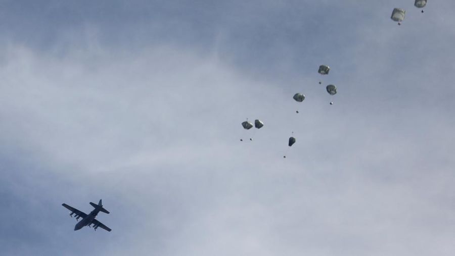 Anggota Angkatan Bersenjata Yordania bersiap untuk menjatuhkan paket bantuan melalui udara ke beberapa wilayah di utara Gaza, dalam gambar selebaran tak bertanggal yang dirilis pada 1 Maret 2024. (via REUTERS/JORDANIAN ARMED FORCES)