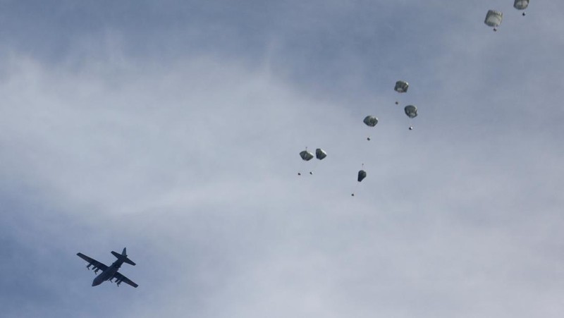 Anggota Angkatan Bersenjata Yordania bersiap untuk menjatuhkan paket bantuan melalui udara ke beberapa wilayah di utara Gaza, dalam gambar selebaran tak bertanggal yang dirilis pada 1 Maret 2024. (via REUTERS/JORDANIAN ARMED FORCES)