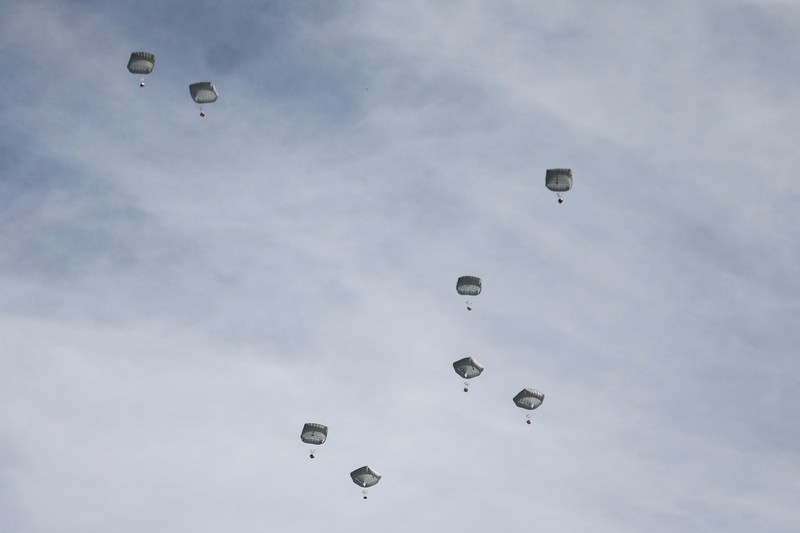 Anggota Angkatan Bersenjata Yordania bersiap untuk menjatuhkan paket bantuan melalui udara ke beberapa wilayah di utara Gaza, dalam gambar selebaran tak bertanggal yang dirilis pada 1 Maret 2024. (via REUTERS/JORDANIAN ARMED FORCES) Anggota Angkatan Bersenjata Yordania bersiap untuk menjatuhkan paket bantuan melalui udara ke beberapa wilayah di utara Gaza, dalam gambar selebaran tak bertanggal yang dirilis pada 1 Maret 2024. (via REUTERS/JORDANIAN ARMED FORCES)