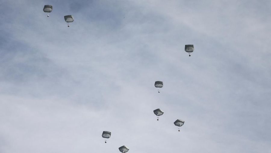 Anggota Angkatan Bersenjata Yordania bersiap untuk menjatuhkan paket bantuan melalui udara ke beberapa wilayah di utara Gaza, dalam gambar selebaran tak bertanggal yang dirilis pada 1 Maret 2024. (via REUTERS/JORDANIAN ARMED FORCES)