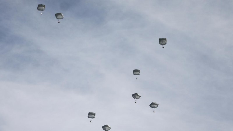 Anggota Angkatan Bersenjata Yordania bersiap untuk menjatuhkan paket bantuan melalui udara ke beberapa wilayah di utara Gaza, dalam gambar selebaran tak bertanggal yang dirilis pada 1 Maret 2024. (via REUTERS/JORDANIAN ARMED FORCES)