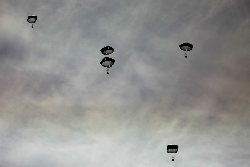 Anggota Angkatan Bersenjata Yordania bersiap untuk menjatuhkan paket bantuan melalui udara ke beberapa wilayah di utara Gaza, dalam gambar selebaran tak bertanggal yang dirilis pada 1 Maret 2024. (via REUTERS/JORDANIAN ARMED FORCES) Anggota Angkatan Bersenjata Yordania bersiap untuk menjatuhkan paket bantuan melalui udara ke beberapa wilayah di utara Gaza, dalam gambar selebaran tak bertanggal yang dirilis pada 1 Maret 2024. (via REUTERS/JORDANIAN ARMED FORCES)