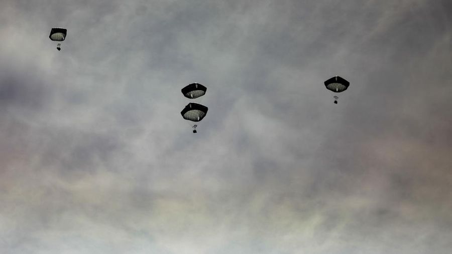 Anggota Angkatan Bersenjata Yordania bersiap untuk menjatuhkan paket bantuan melalui udara ke beberapa wilayah di utara Gaza, dalam gambar selebaran tak bertanggal yang dirilis pada 1 Maret 2024. (via REUTERS/JORDANIAN ARMED FORCES)