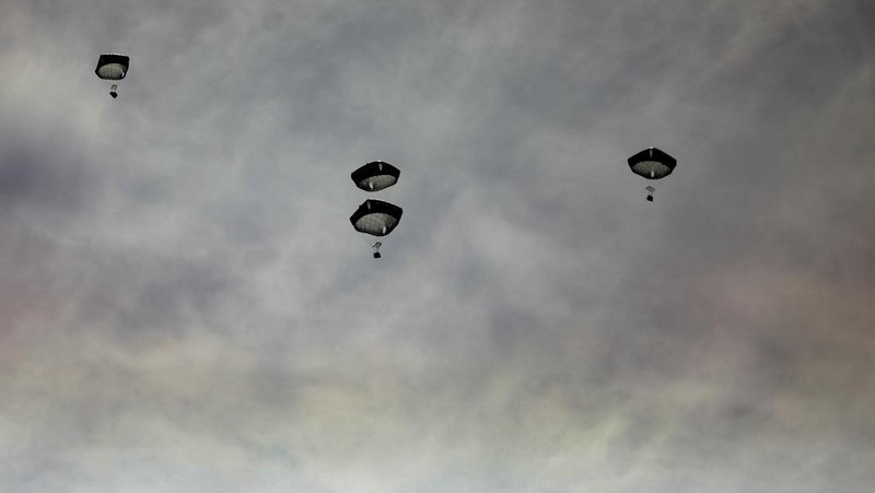Anggota Angkatan Bersenjata Yordania bersiap untuk menjatuhkan paket bantuan melalui udara ke beberapa wilayah di utara Gaza, dalam gambar selebaran tak bertanggal yang dirilis pada 1 Maret 2024. (via REUTERS/JORDANIAN ARMED FORCES)