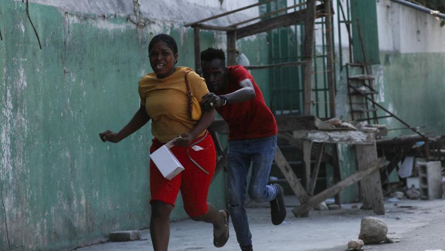 Suasana bentrokan pecah di Haiti, geng kriminal tuntut Perdana Menteri Ariel Henry mundur. (REUTERS/Ralph Tedy Erol)