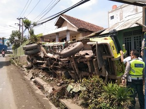 Truk Hantam Jalan Rusak, Muatan Pasir Timpa Rumah Warga di Parungpanjang