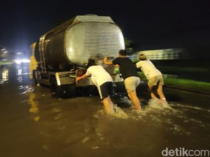 Raya Porong Sidoarjo Banjir Usai Diguyur Hujan 3 Jam