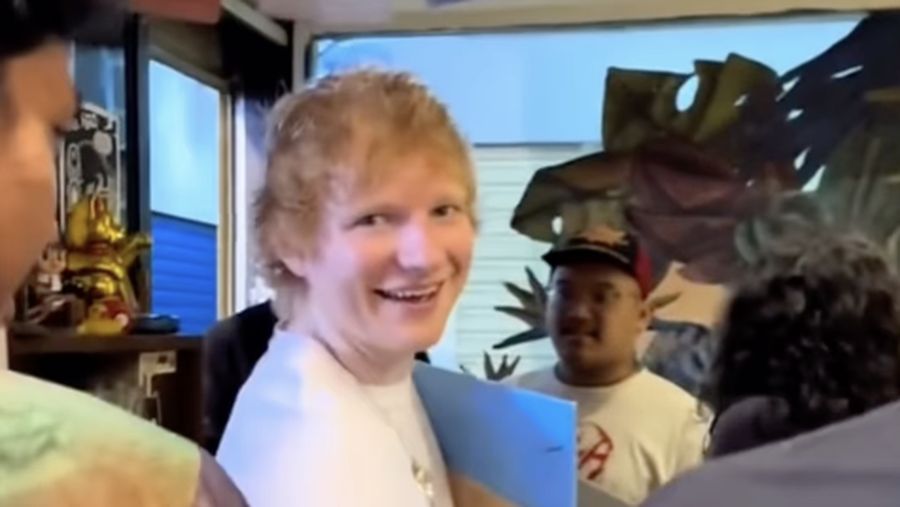 Ed Sheeran jalan jalan di Pasar Santa, Jakarta Selatan. (Tangkapan layar instragram @jktgo)