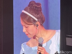 Momen Yoona SNSD Makan Bika Ambon di Fanmeeting Jakarta