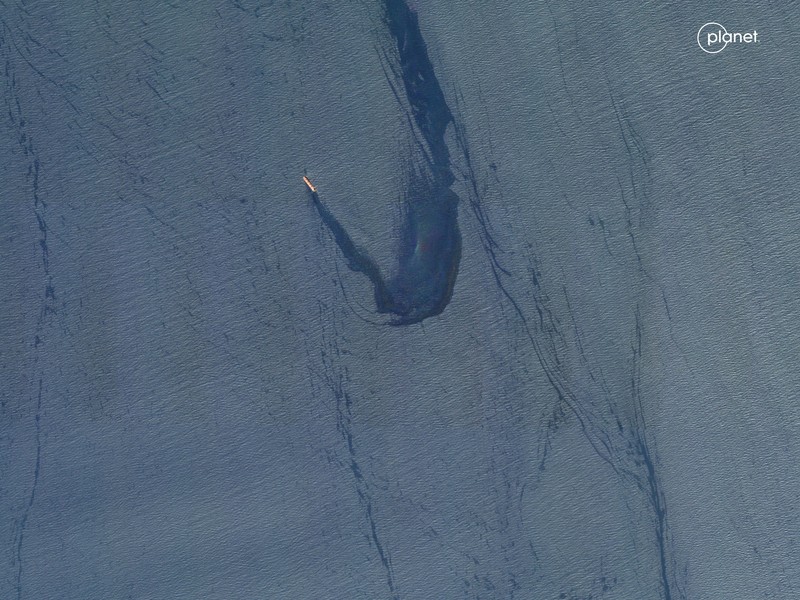 Foto satelit memperlihatkan kapal kargo MV Rubymar yang mengalami kebocoran usai diserang Houthi di Laut Merah, 19 Februari 2024. (Maxar Technologies/Handout via REUTERS)