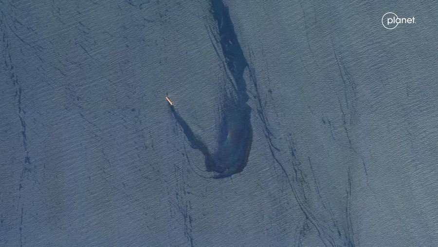 Foto satelit memperlihatkan kapal kargo MV Rubymar yang mengalami kebocoran usai diserang Houthi di Laut Merah, 19 Februari 2024. (Maxar Technologies/Handout via REUTERS)