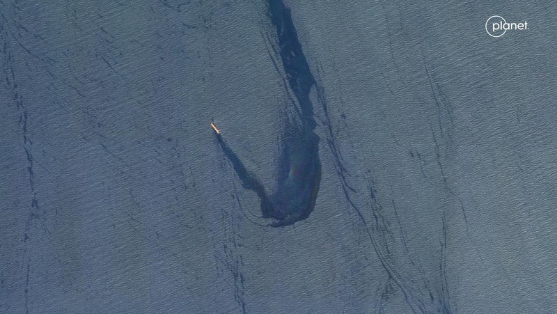 Foto satelit memperlihatkan kapal kargo MV Rubymar yang mengalami kebocoran usai diserang Houthi di Laut Merah, 19 Februari 2024. (Maxar Technologies/Handout via REUTERS)