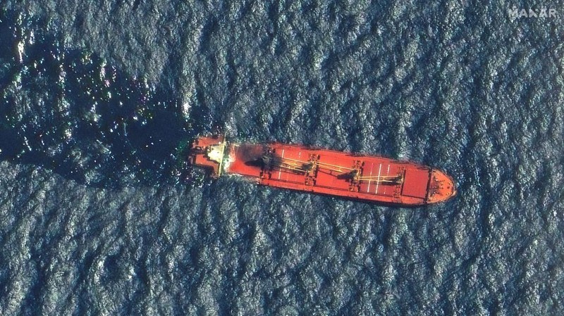 Foto satelit memperlihatkan kapal kargo MV Rubymar yang mengalami kebocoran usai diserang Houthi di Laut Merah, 19 Februari 2024. (Maxar Technologies/Handout via REUTERS)