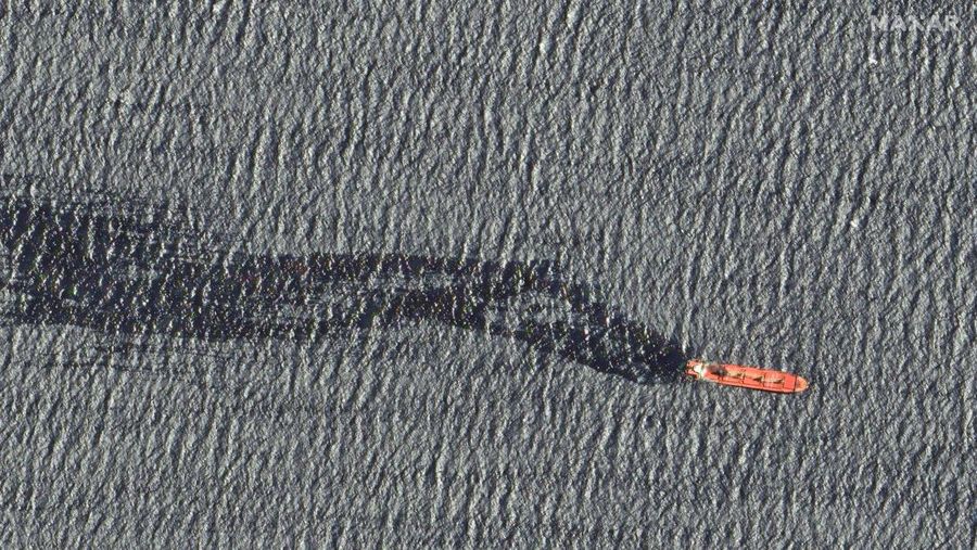 Foto satelit memperlihatkan kapal kargo MV Rubymar yang mengalami kebocoran usai diserang Houthi di Laut Merah, 19 Februari 2024. (Maxar Technologies/Handout via REUTERS)