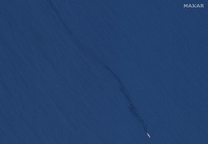 Foto satelit memperlihatkan kapal kargo MV Rubymar yang mengalami kebocoran usai diserang Houthi di Laut Merah, 19 Februari 2024. (Maxar Technologies/Handout via REUTERS)