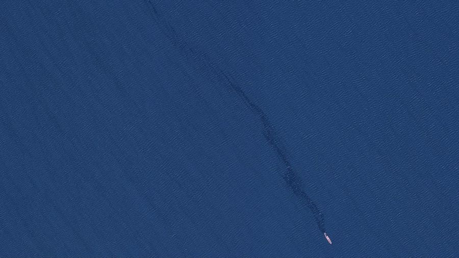Foto satelit memperlihatkan kapal kargo MV Rubymar yang mengalami kebocoran usai diserang Houthi di Laut Merah, 19 Februari 2024. (Maxar Technologies/Handout via REUTERS)