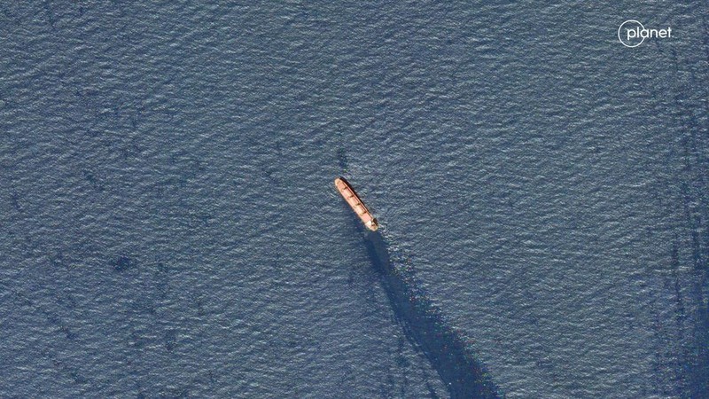 Foto satelit memperlihatkan kapal kargo MV Rubymar yang mengalami kebocoran usai diserang Houthi di Laut Merah, 19 Februari 2024. (Maxar Technologies/Handout via REUTERS)