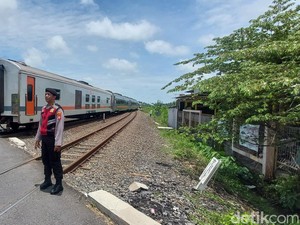 Penampakan KA Bogowonto Macet Gegara Gangguan Mesin di Kulon Progo