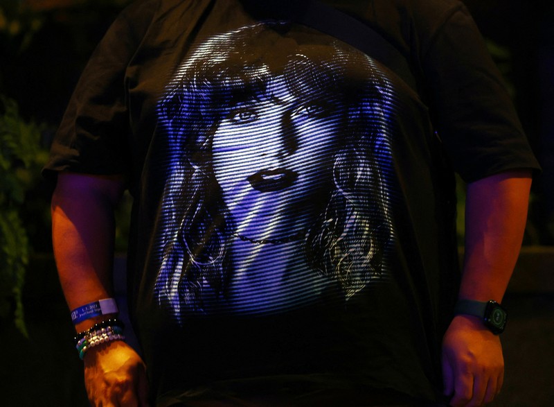 Konser The Eras Tour dari Taylor Swift resmi digelar di Singapura pada 2 Maret 2024. Konser itu akan berlangsung selama enam hari hingga 9 Maret 2024. (REUTERS/Caroline Chia) Konser The Eras Tour dari Taylor Swift resmi digelar di Singapura pada 2 Maret 2024. Konser itu akan berlangsung selama enam hari hingga 9 Maret 2024. (REUTERS/Caroline Chia)
