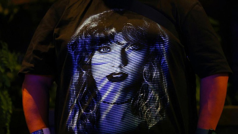 Konser The Eras Tour dari Taylor Swift resmi digelar di Singapura pada 2 Maret 2024. Konser itu akan berlangsung selama enam hari hingga 9 Maret 2024. (REUTERS/Caroline Chia)