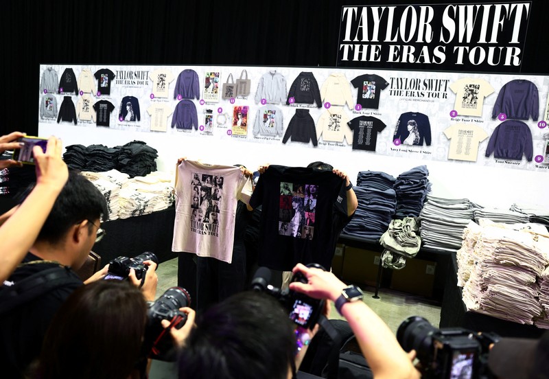 Konser The Eras Tour dari Taylor Swift resmi digelar di Singapura pada 2 Maret 2024. Konser itu akan berlangsung selama enam hari hingga 9 Maret 2024. (REUTERS/Caroline Chia) Konser The Eras Tour dari Taylor Swift resmi digelar di Singapura pada 2 Maret 2024. Konser itu akan berlangsung selama enam hari hingga 9 Maret 2024. (REUTERS/Caroline Chia)