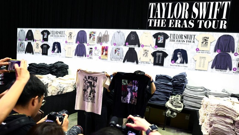 Konser The Eras Tour dari Taylor Swift resmi digelar di Singapura pada 2 Maret 2024. Konser itu akan berlangsung selama enam hari hingga 9 Maret 2024. (REUTERS/Caroline Chia)