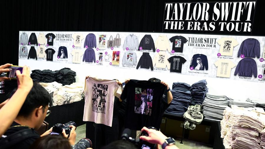 Merchandise Taylor Swift di Sands Expo and Convention Center, Singapura. (REUTERS/Edgar Su)