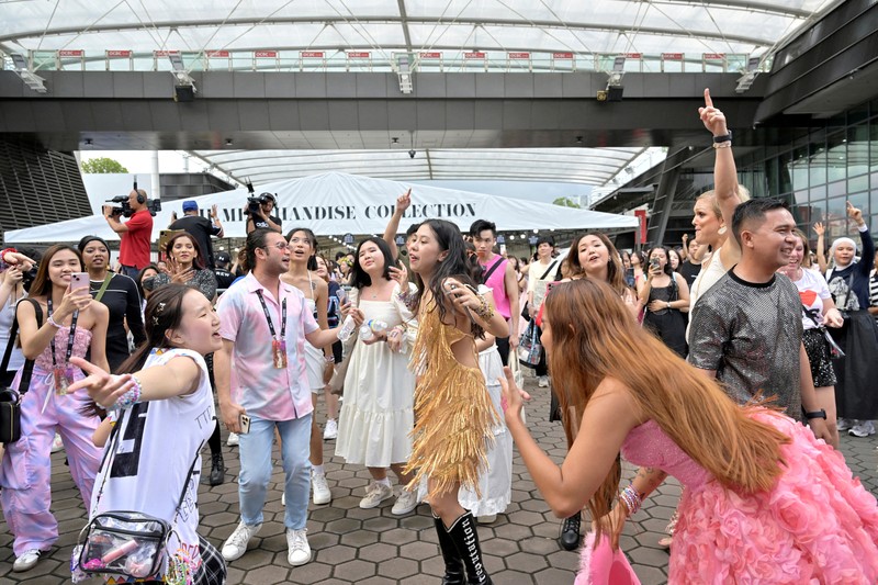 Konser The Eras Tour dari Taylor Swift resmi digelar di Singapura pada 2 Maret 2024. Konser itu akan berlangsung selama enam hari hingga 9 Maret 2024. (REUTERS/Caroline Chia)
