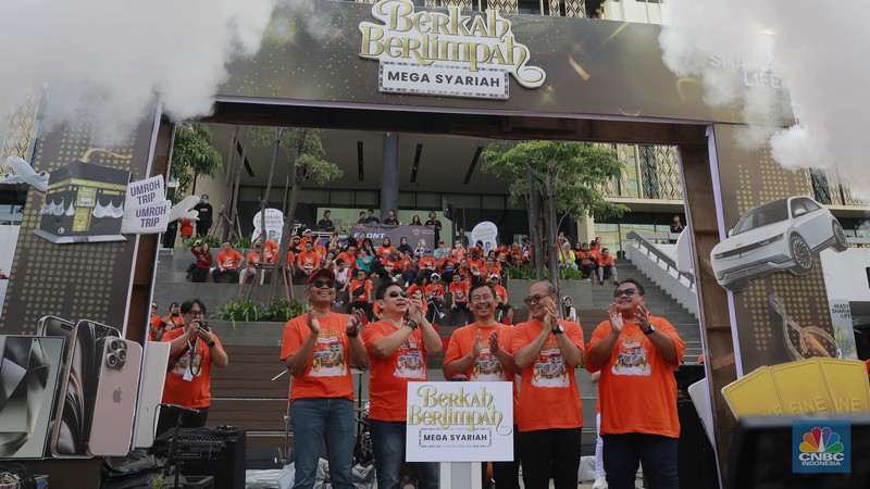 PT Bank Mega Syariah menyemarakkan car free day Jakarta dengan menggelar Grand Launching Berkah Berlimpah Mega Syariah (BBM) di Kawasan Anjungan Sarinah, Jakarta, Minggu, (3/3/2024). (CNBC Indonesia/Muhammad Sabki) PT Bank Mega Syariah menyemarakkan car free day Jakarta dengan menggelar Grand Launching Berkah Berlimpah Mega Syariah (BBM) di Kawasan Anjungan Sarinah, Jakarta, Minggu, (3/3/2024). (CNBC Indonesia/Muhammad Sabki)
