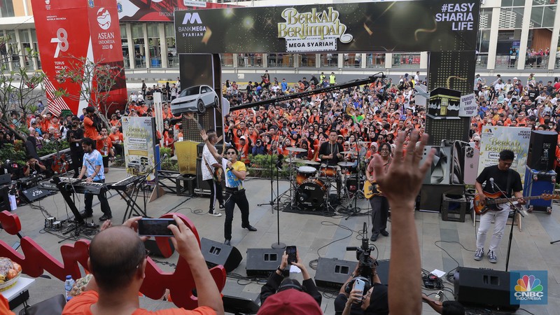 PT Bank Mega Syariah menyemarakkan car free day Jakarta dengan menggelar Grand Launching Berkah Berlimpah Mega Syariah (BBM) di Kawasan Anjungan Sarinah, Jakarta, Minggu, (3/3/2024). (CNBC Indonesia/Muhammad Sabki) PT Bank Mega Syariah menyemarakkan car free day Jakarta dengan menggelar Grand Launching Berkah Berlimpah Mega Syariah (BBM) di Kawasan Anjungan Sarinah, Jakarta, Minggu, (3/3/2024). (CNBC Indonesia/Muhammad Sabki)