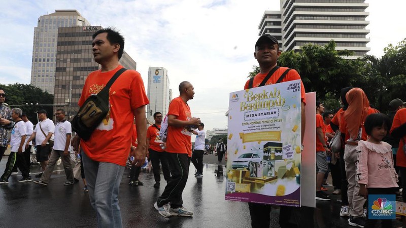PT Bank Mega Syariah menyemarakkan car free day Jakarta dengan menggelar Grand Launching Berkah Berlimpah Mega Syariah (BBM) di Kawasan Anjungan Sarinah, Jakarta, Minggu, (3/3/2024). (CNBC Indonesia/Muhammad Sabki)