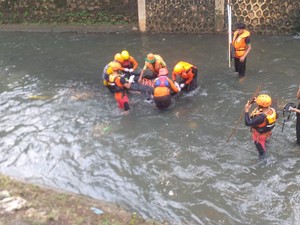 Seorang Anak yang Hanyut di Kali Mampang Ditemukan Meninggal