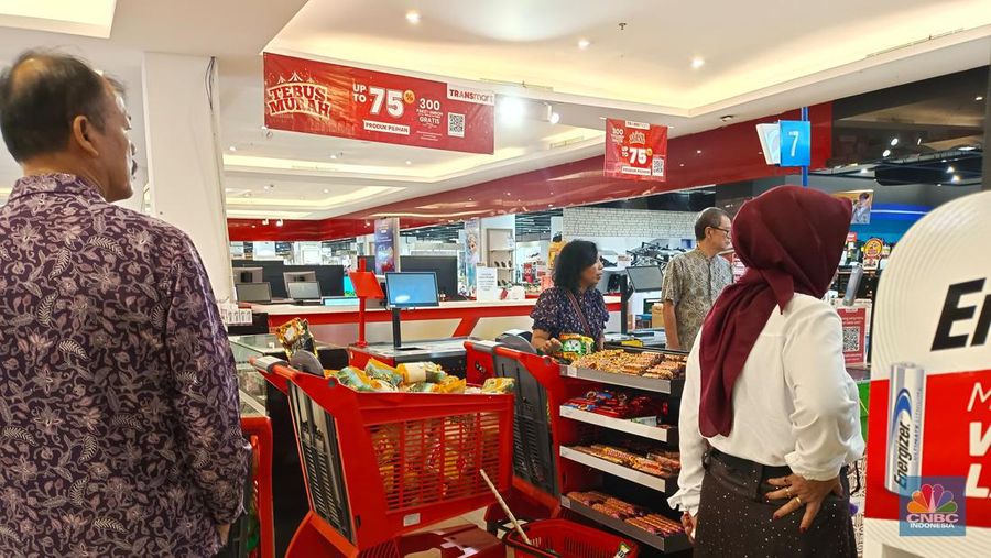 Suasana Transmart Full Day Sale di Transmart Yasmin Bogor, Jawa Barat, Minggu (3/3/2024). (CNBC Indonesia/Martya Rizky)