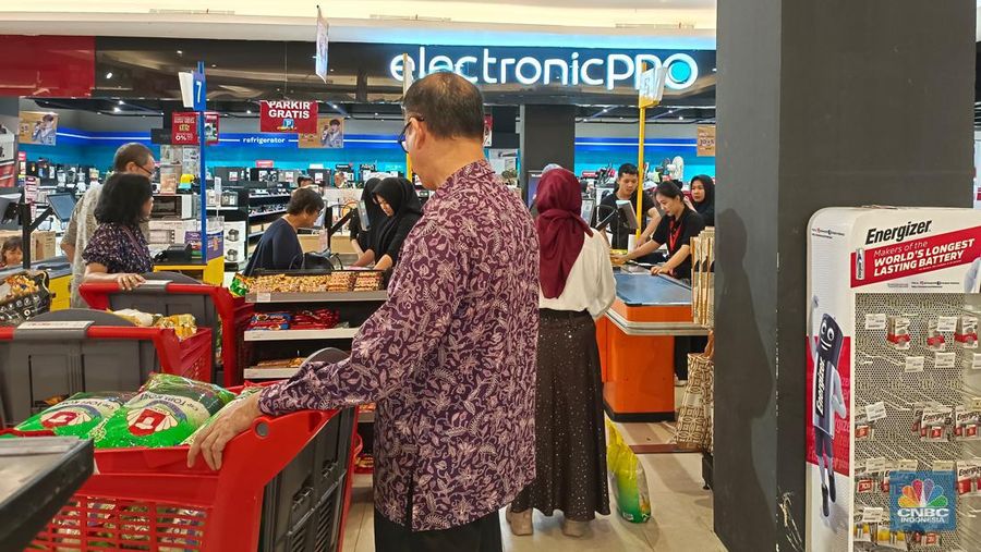 Suasana Transmart Full Day Sale di Transmart Yasmin Bogor, Jawa Barat, Minggu (3/3/2024). (CNBC Indonesia/Martya Rizky)