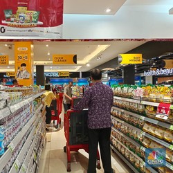 Jelang Ramadan, Ibu-Ibu Mulai Borong Kebutuhan Harian di Transmart