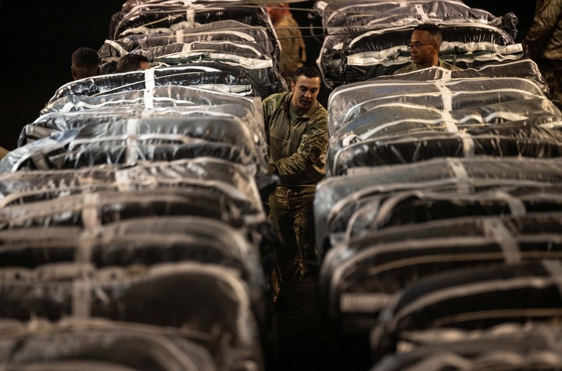 Lebih dari 38.000 Makanan Siap Makan dan air yang ditujukan untuk penerjunan udara di Gaza dimuat ke dalam pesawat Super Hercules C-130J Angkatan Udara AS di lokasi yang dirahasiakan di Asia Barat Daya, 1 Maret 2024. Lebih dari 38.000 Makanan Siap Makan dan air yang ditujukan untuk penerjunan udara di Gaza dimuat ke dalam pesawat Super Hercules C-130J Angkatan Udara AS di lokasi yang dirahasiakan di Asia Barat Daya, 1 Maret 2024. (U.S. Air Force/Handout via REUTERS)