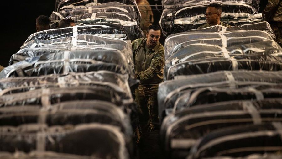 Lebih dari 38.000 Makanan Siap Makan dan air yang ditujukan untuk penerjunan udara di Gaza dimuat ke dalam pesawat Super Hercules C-130J Angkatan Udara AS di lokasi yang dirahasiakan di Asia Barat Daya, 1 Maret 2024. (U.S. Air Force/Handout via REUTERS)