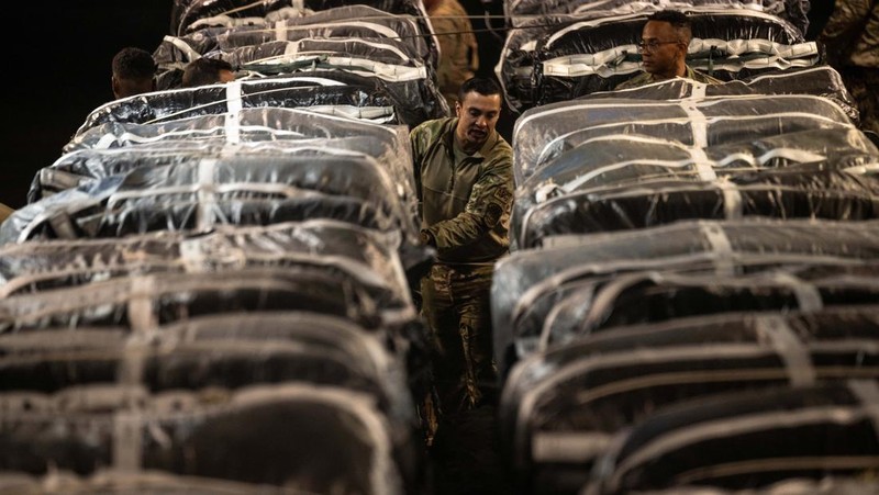 Lebih dari 38.000 Makanan Siap Makan dan air yang ditujukan untuk penerjunan udara di Gaza dimuat ke dalam pesawat Super Hercules C-130J Angkatan Udara AS di lokasi yang dirahasiakan di Asia Barat Daya, 1 Maret 2024. (U.S. Air Force/Handout via REUTERS)