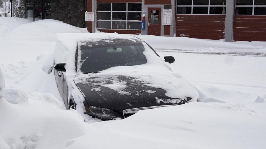 Badai salju besar melanda sebagian wilayah California dan Nevada di Amerika Serikat (AS) bagian barat. (AP Photo/Brooke Hess-Homeier)