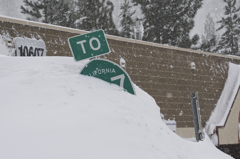 Badai salju besar melanda sebagian wilayah California dan Nevada di Amerika Serikat (AS) bagian barat. (AP Photo/Brooke Hess-Homeier)
