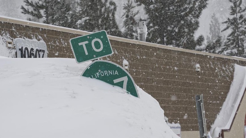 Badai salju besar melanda sebagian wilayah California dan Nevada di Amerika Serikat (AS) bagian barat. (AP Photo/Brooke Hess-Homeier)