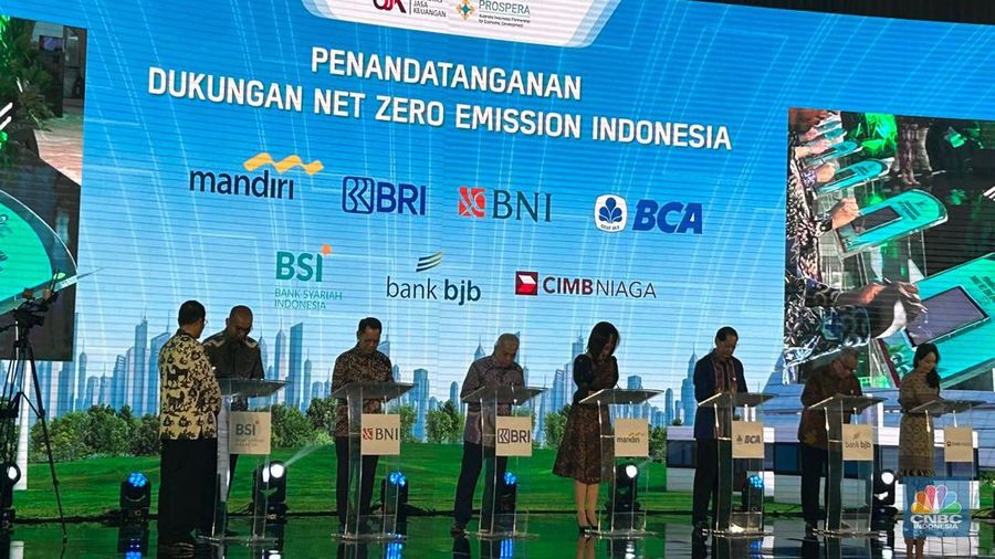 Bank Mandiri, BRI, BNI, BCA, BSI, Bank BJB dan Bank CIMB Niaga, mewakili perbankan menandatangani dukungan terhadap target net zero emission tahun 2060, Senin (4/3/2024). (CNBC Indonesiia/Zefanya Aprilia)