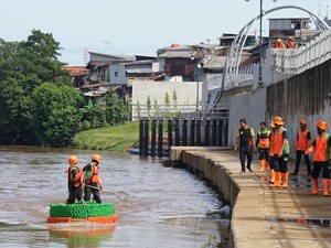 Cegah Banjir, DLH DKI Bentuk Satgas Pemantau Sungai Ciliwung Tangani Sampah