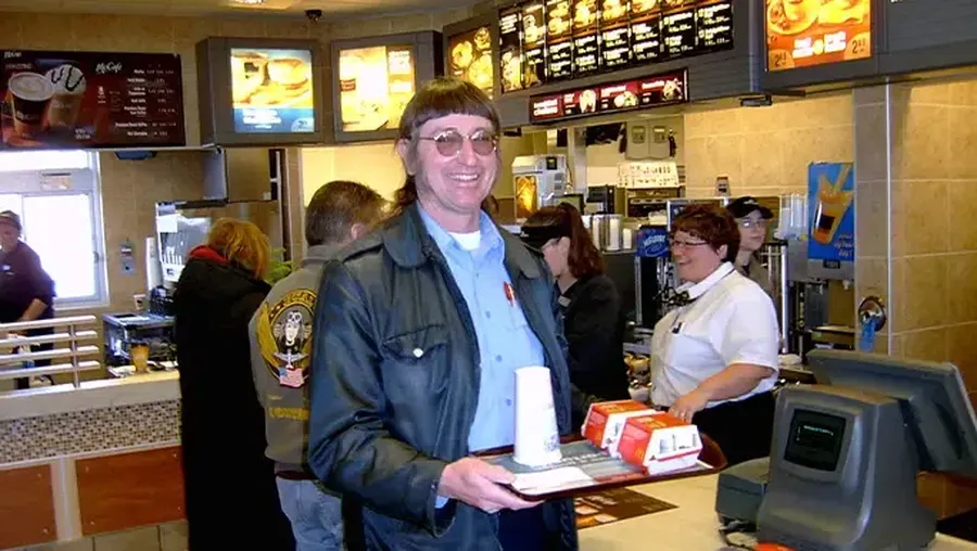 Don Gorske orang pelahap burger terbanyak. (Dok. guinnessworldrecords)